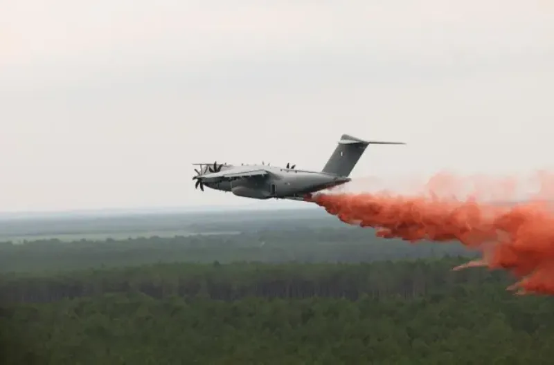 Pesawat Airbus A400M melakukan penjatuhan air pertamanya di atas kebakaran hutan dekat Lacanau di barat daya Prancis