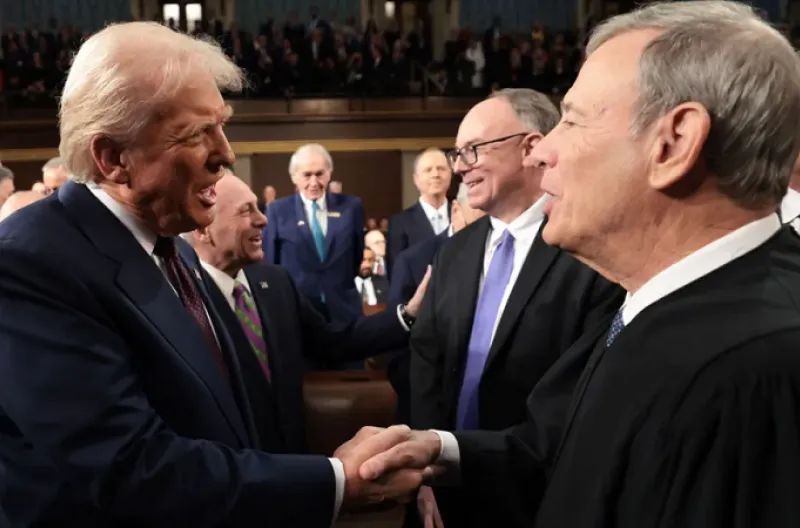 Presiden Trump menyapa Ketua Mahkamah Agung John Roberts