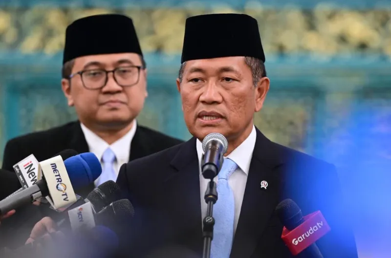Gubernur Universitas Republik Indonesia (URI) Donny Ermawan dan Wakil Gubernur URI Yos Sunitiyoso menyampaikan keterangan usai dilantik Presiden Prabowo Subianto di Istana Negara, Jakarta, pada Rabu, 22 Juli 2026.