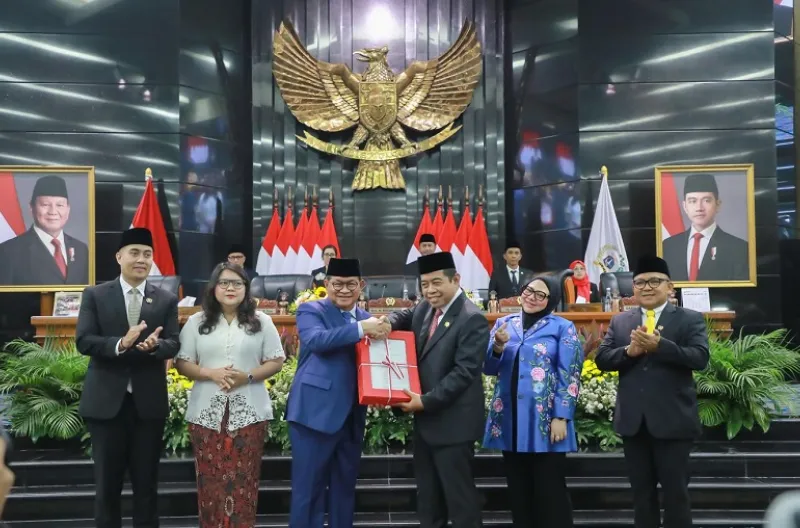 Gubernur Pramono menyerahkan Raperda P2 APBD kepada Ketua DPRD DKI Jakarta, Khoiruddin