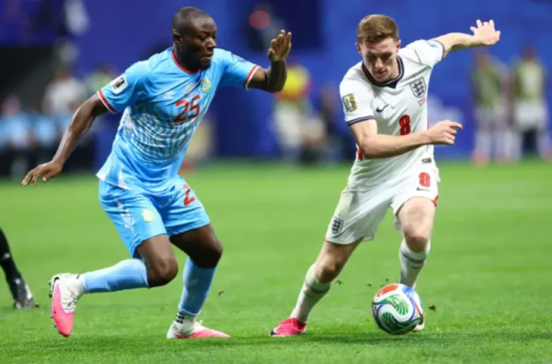 Anderson beraksi dengan Kayembe