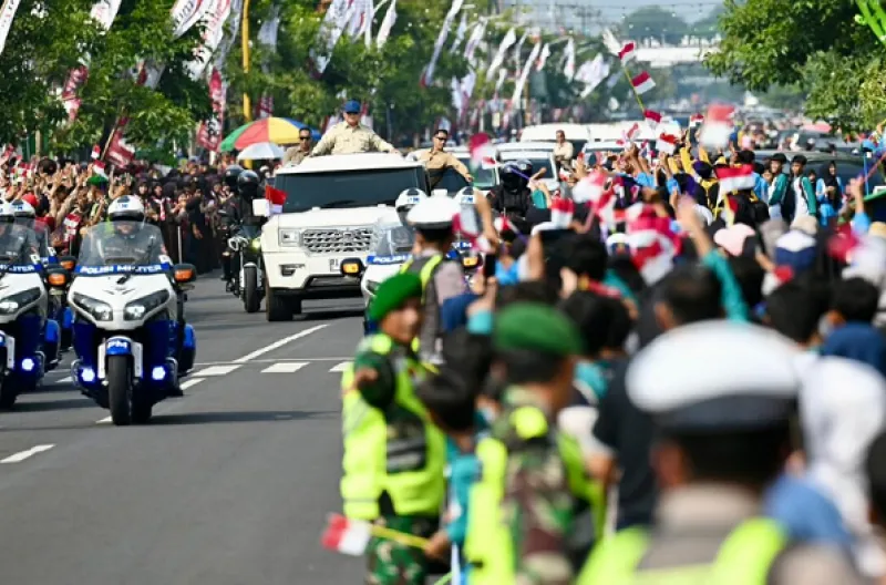 Presiden Prabowo Subianto tiba di Kabupaten Nganjuk, Jawa Timur, pada Sabtu, 16 Mei 2026, disambut hangat dan penuh antusiasme oleh masyarakat, para pelajar, hingga kalangan buruh yang telah memadati sepanjang ruas jalan menuju lokasi peresmian Museum Ibu