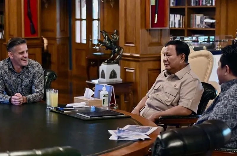 Presiden Prabowo Subianto menerima Menteri Pemuda dan Olahraga Erick Thohir beserta pelatih sepak bola tim nasional Indonesia John Herdman di kediaman pribadinya di Hambalang, Jawa Barat, pada Jumat, 19 Juni 2026