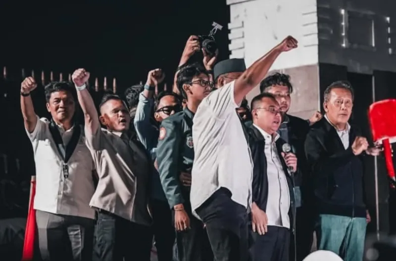 Wakil Ketua DPR (Korpolkam) Sufmi Dasco Ahmad saat para Pimpinan DPR bersama Komisi III DPR menemui secara langsung para perwakilan mahasiswa dari berbagai universitas yang berunjuk rasa di Kompleks Parlemen, Jakarta, Jumat (19/6/2026)