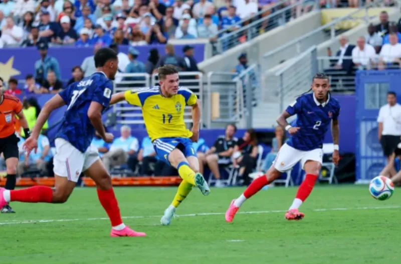Viktor Gyokeres dari Swedia menembak ke gawang