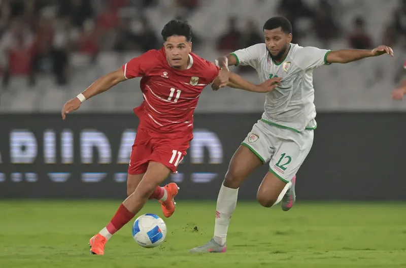 Pesepak bola Timnas Indonesia Ragnar Anthonius Maria Oratmangoen (kiri) berebut bola dengan pesepak bola Timnas Oman Abdullah Fawaz Bait Abdulghafur (kanan) dalam laga FIFA Match Day di Stadion Utama Gelora Bung Karno (SUGBK), Senayan, Jakarta, Jumat (5/6