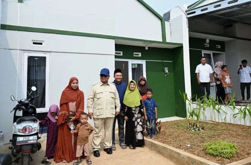 Presiden Prabowo Subianto meresmikan Akad Massal 62.000 Unit Kredit Pemilikan Rumah (KPR) Rumah Subsidi dan Kredit Usaha Rakyat (KUR) Perumahan senilai Rp880 miliar yang digelar secara _hybrid_ dan dipusatkan di kawasan Puri Delta City Side Batang, Kabupa