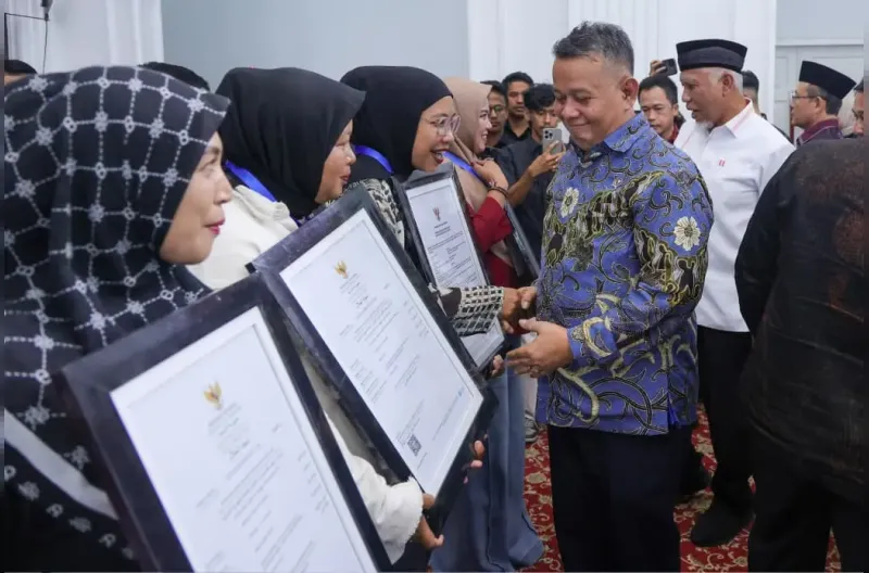 Kementerian Usaha Mikro, Kecil, dan Menengah (UMKM) membuka akses layanan perizinan, sertifikasi, dan pembiayaan bagi pengusaha mikro di Sumatera Barat melalui Festival Kemudahan dan Pelindungan Usaha Mikro yang diselenggarakan di Rumah Dinas Wali Kota Bukittinggi, Jumat (9/10).