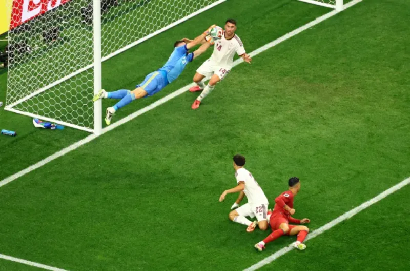 Unai Simon dari Spanyol menyelamatkan tembakan ke gawang dari Cristiano Ronaldo dari Portugal