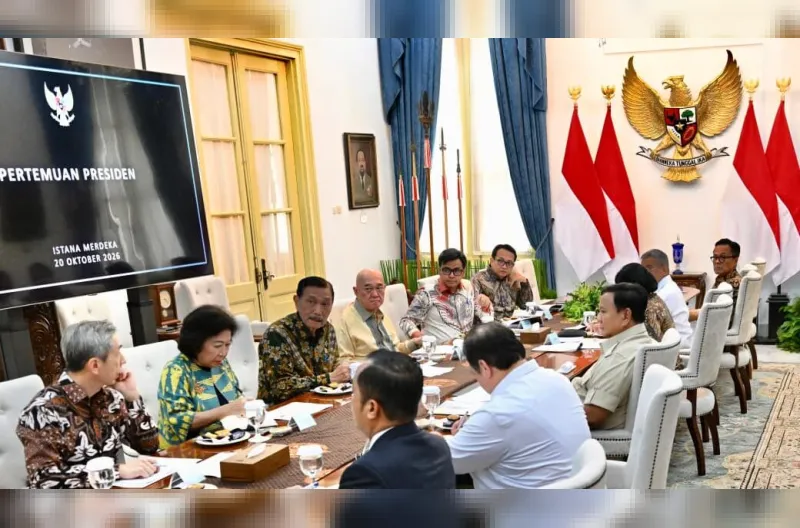 Presiden Prabowo Subianto menerima laporan Dewan Ekonomi Nasional (DEN) terkait perkembangan digitalisasi perlindungan sosial (perlinsos) dalam pertemuan di Istana Merdeka, Jakarta, pada Selasa, 20 Oktober 2026.