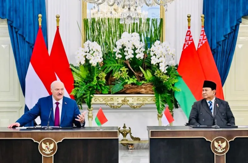 Presiden Republik Indonesia Prabowo Subianto dan Presiden Republlik Belarus Aleksandr Lukashenko menyampaikan keterangan pers bersama dalam rangkaian kunjungan kenegaraan Presiden Belarus di Istana Merdeka, Jakarta, pada Kamis, 2 Juli 2026