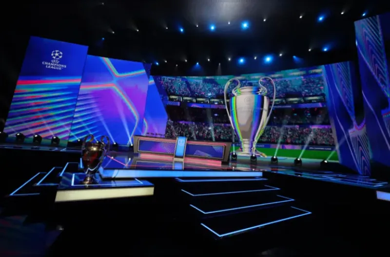 Trofi Liga Champions dipajang menjelang pengundian fase liga pada bulan Agustus