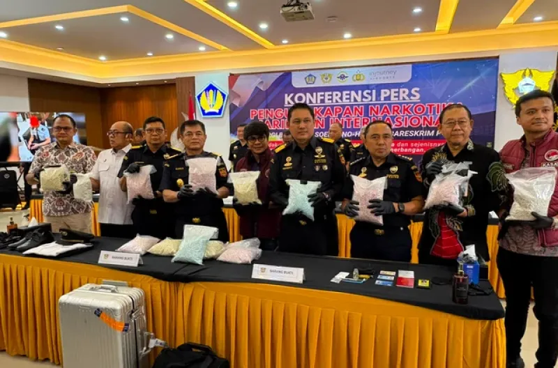Petugas Bea Cukai Indonesia memperlihatkan narkoba yang diselundupkan oleh seorang pilot Malaysia sebagai barang bukti selama konferensi pers di Bandara Internasional Soekarno-Hatta di Tangerang, Jumat (31/7/2026)