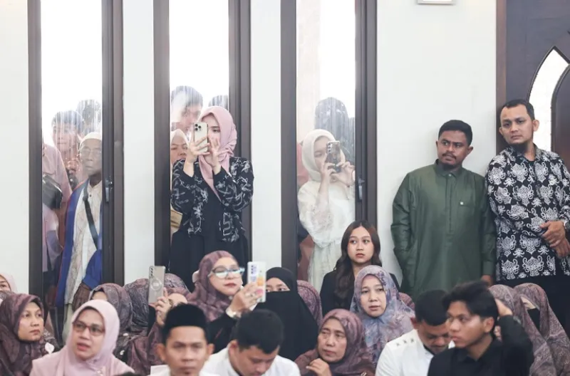 Para keluarga menyaksikan prosesi akad nikah dalam Festival Kawinan Tanah Abang