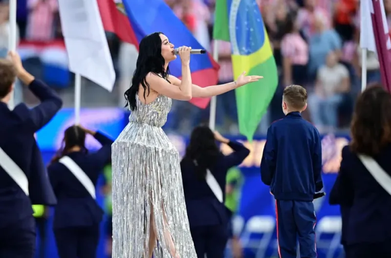 Katy Perry, penyanyi asli California Selatan, naik ke panggung beberapa menit sebelum para pemain memasuki lapangan