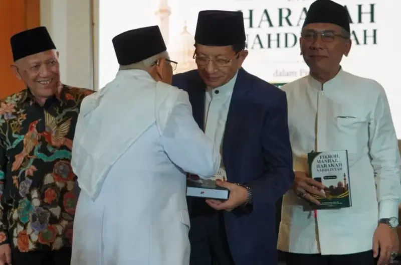 Menteri Agama Prof KH Nasaruddin Umar berjabat tangan dengan KH Ma'ruf Amin pada acara peluncuran buku "Fikroh, Manhaj, dan Harakah Nahdhiyyah dalam Perspektif KH Ma'ruf Amin" di Hotel Grand Sahid Jaya, Jakarta, Rabu (5/8/2026)