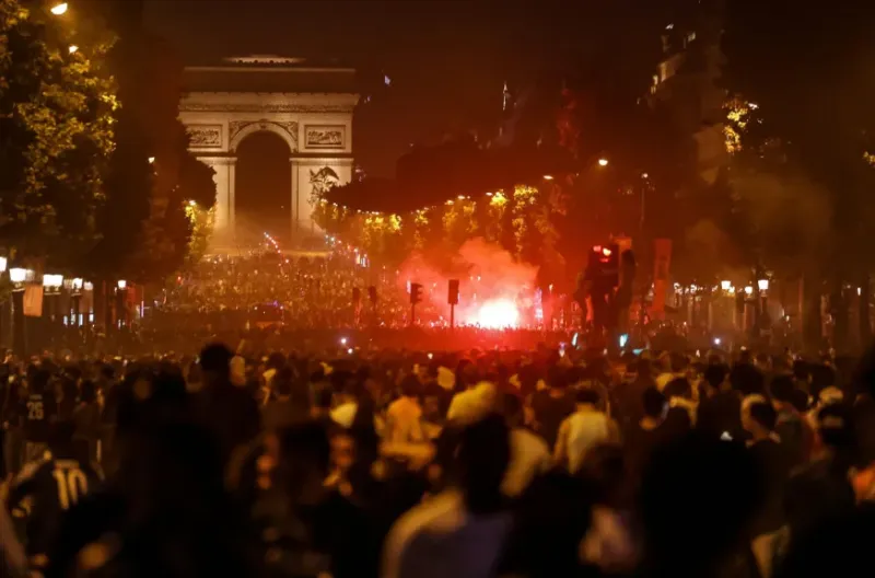 Suar menerangi Avenue des Champs-Élysées pada Sabtu malam.