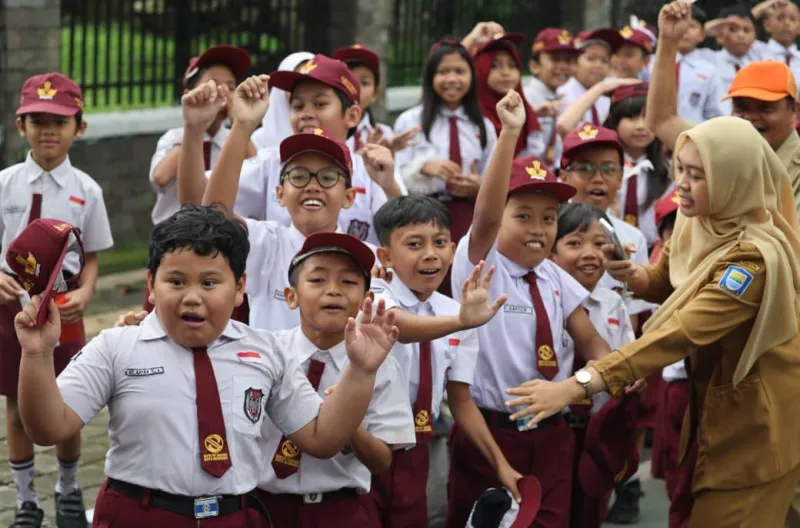 Hujan Tak Halangi Antusiasme Warga Sambut Kunjungan Presiden Prabowo di Bandung
