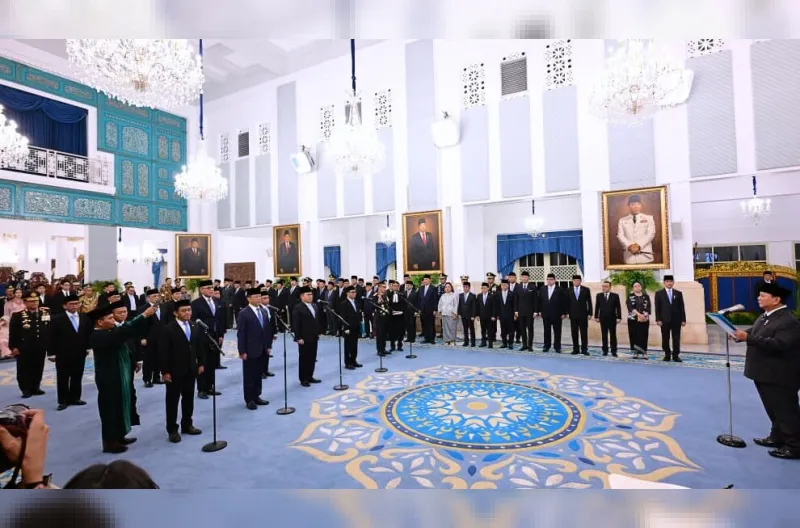 Presiden Prabowo Subianto melantik sepuluh menteri dan wakil menteri negara Kabinet Merah Putih dalam sisa masa jabatan periode tahun 2024–2029, di Istana Negara, Jakarta, pada Kamis, 1 Oktober 2026.