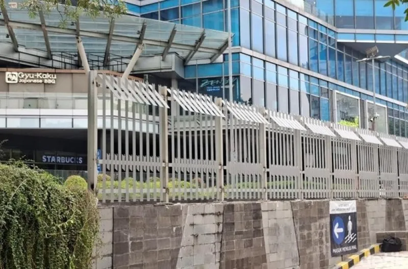 Usai Disorot Publik, Pagar Tinggi Mal Kokas Dibongkar