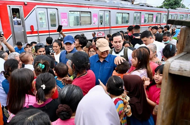 Presiden Prabowo Subianto menyapa masyarakat di pemukiman padat penduduk, di Kelurahan Kramat, Kecamatan Senen, Jakarta Pusat, Kamis, 26 Maret 2026.
©PusakoNews.com/BPMI Setpres