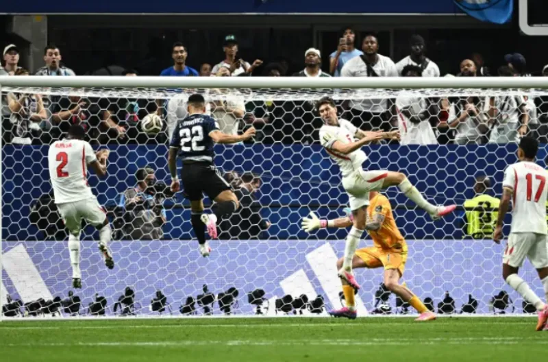 Martinez mencetak gol kedua Argentina melalui sundulan