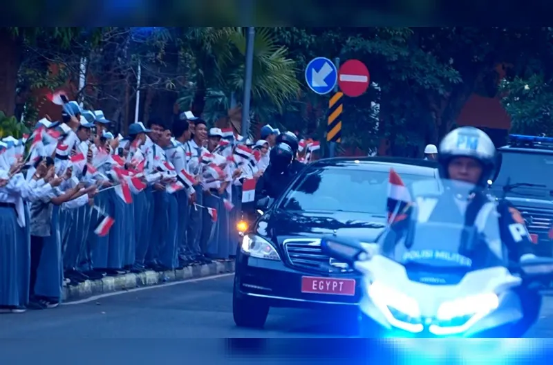 Selain penghormatan militer, Indonesia turut menghadirkan unsur budaya melalui penampilan Tari Lenggang Ngaron sebelum Presiden El-Sisi memasuki kendaraan.
