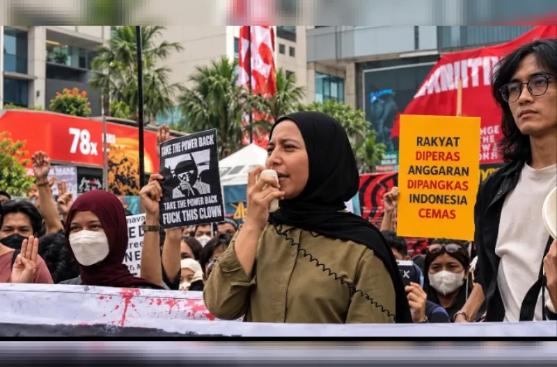 Wakil Ketua BEM UI 2026, Fathimah Azzahra, menyampaikan orasi dalam aksi demonstrasi #IndonesiaSadar di Bundaran Hotel Indonesia (HI), Jakarta pada Rabu, 28 Oktober 2026.