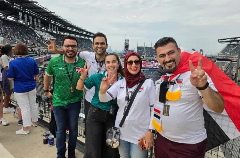 Halah Maykhan, kedua dari kanan, melakukan perjalanan dari Wisconsin untuk menyaksikan Irak bermain di Stadion Philadelphia