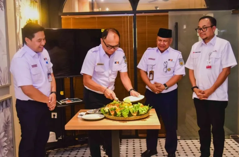 Dimulainya kolaborasi ini ditandai dengan Doa bersama, pemotongan tumpeng serta memberikan santunan buat anak yatim