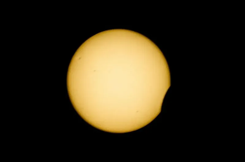 Bulan memulai perjalanannya melintasi Matahari untuk gerhana sebagian seperti yang terlihat dari Asten, Belanda.