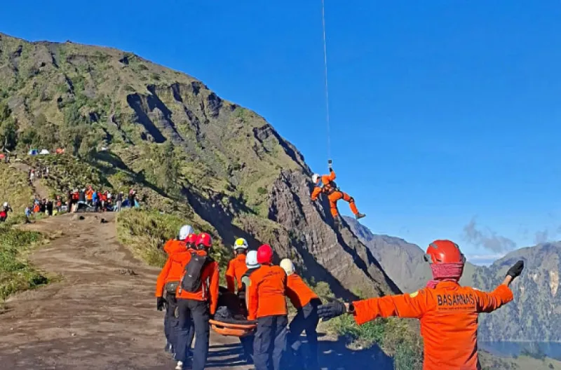 Seorang turis perempuan asal Malaysia bernama Chye Connsynn berhasil dievakuasi menggunakan helikopter dari Gunung Rinjani, Lombok Timur, Nusa Tenggara Barat (NTB), Selasa (26/5/2026)