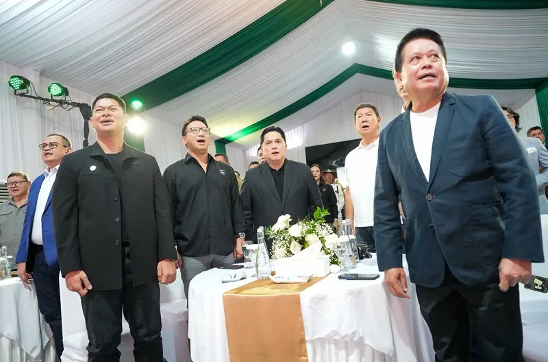 Tamu undangan menyanyikan Lagu Kebangsaan, Indonesia Raya