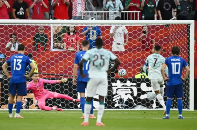 Cristiano Ronaldo dari Portugal mencetak gol pertama mereka dari titik penalti