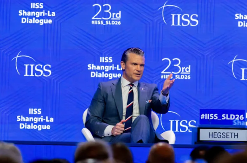 Menteri Pertahanan AS Pete Hegseth berbicara selama sesi pleno pertama di Dialog Shangri-La IISS pada 30 Mei 2026.