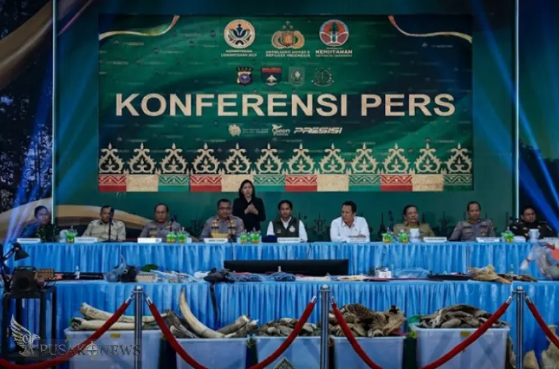 Menteri Kehutanan Raja Juli Antoni dan Kadivhumas Polri Irjen Pol. Johnny Eddizon Isir dalam konferensi pers di Mapolda Riau
©PusakoNews.com/red