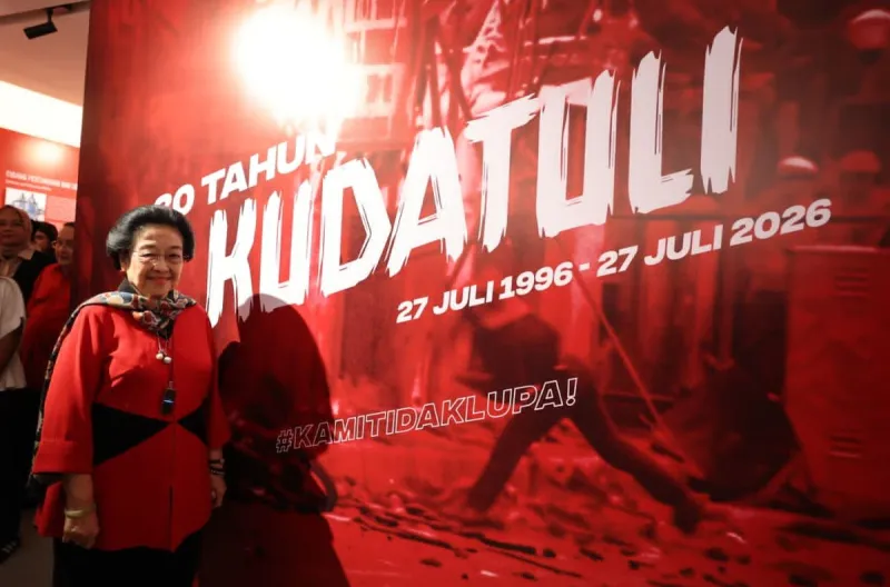 Presiden ke-5 RI sekaligus Ketua Umum PDIP, Megawati Soekarnoputri membuka pameran sejarah dan arsip foto ‘Meretas Jalan Demokrasi’ dalam memperingati 30 tahun peristiwa 27 Juli 1996 atau yang kerap dikenal Kudatuli (Kerusuhan Dua Puluh Tujuh Juli), di Ru