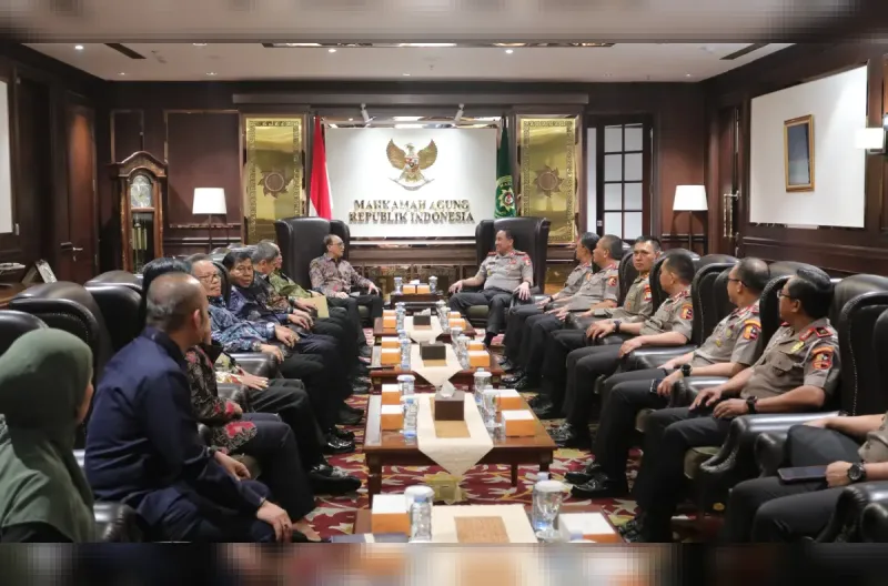 Humas: Ketua Mahkamah Agung RI, Prof. Dr. H. Sunarto, S.H., M.H., didampingi para pimpinan dan Hakim Agung, menyambut kunjungan kehormatan dari Kepala Kepolisian Negara Republik Indonesia (Kapolri), Jenderal Pol. Dr. Suyudi Ario Seto, S.I.K., S.H., M.Si., bertempat di Gedung Mahkamah Agung, Jakarta, pada Rabu, 14 Oktober 2026