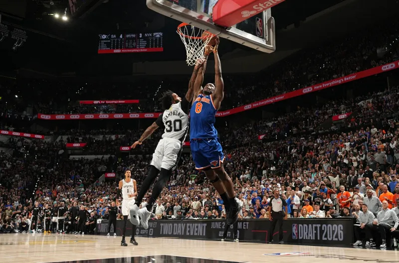 OG Anunoby dari Knicks menggiring bola ke arah ring selama Game 5