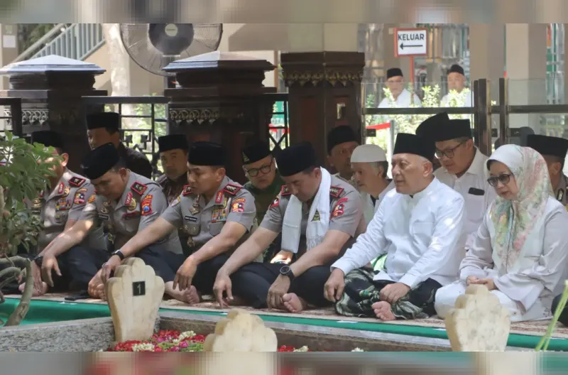 Kapolri Jenderal Polisi Suyudi Ario Seto melaksanakan silaturahmi ke Pondok Pesantren (Ponpes) Tebuireng sekaligus berziarah ke makam Presiden ke-4 Republik Indonesia, KH Abdurrahman Wahid atau Gus Dur, di Kabupaten Jombang, Jawa Timur, Sabtu (17/10/2026)