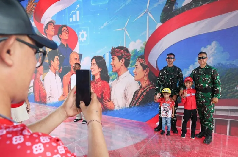 Anak-anak berfoto bersama tentara yang sedang bertugas