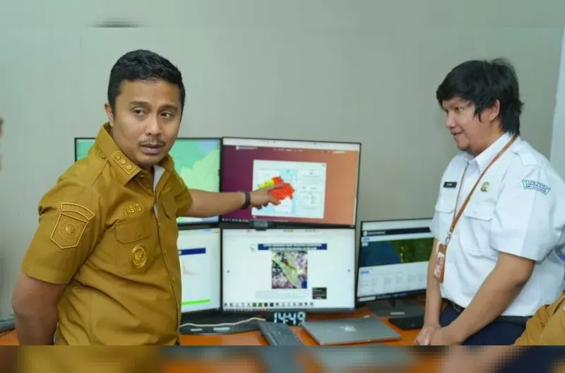 Wakil Gubernur Sumatera Barat (Sumbar), Vasko Ruseimy mengunjungi Stasiun Meteorologi Minangkabau, Kabupaten Padang Pariaman, Senin (19/10/2026).