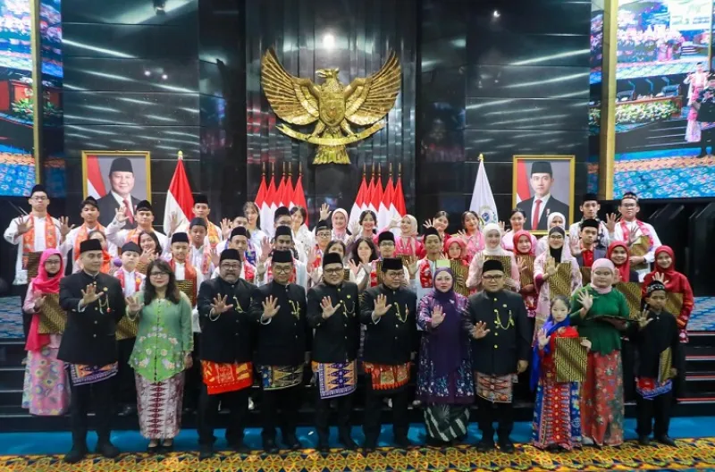 Gubernur DKI Jakarta, Pramono Anung bersama Wakil Gubernur DKI Jakarta, Rano Karno menghadiri rapat paripurna peringatan Hari Ulang Tahun (HUT) ke-499 DKI Jakarta di ruang rapat Paripurna DPRD DKI Jakarta, Kebon Sirih, Jakarta Pusat, Senin (22/6).