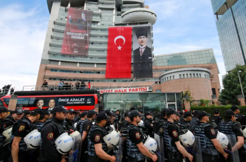 Polisi anti huru hara Turki memasuki markas besar Partai Rakyat Republik (CHP), partai oposisi utama, untuk mengusir pimpinan partai yang telah dicopot, setelah pihak berwenang memerintahkan penegakan putusan pengadilan yang mengeluarkan pimpinan partai d
