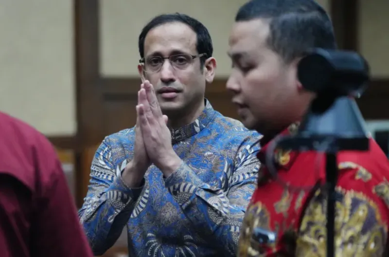 Nadiem Makarim memberi isyarat setelah dijatuhi hukuman dalam kasus korupsi pengadaan laptop di Pengadilan Tindak Pidana Korupsi Indonesia di Jakarta, pada 30 Juni 2026