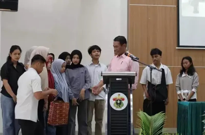 Menteri Pertanian Andi Amran Sulaiman Salurkan Seluruh Gaji Dosen dan Menteri untuk Anak Yatim Piatu