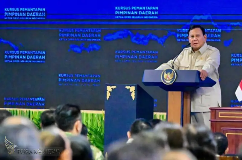 Presiden Prabowo Subianto memberikan pengarahan pada Kursus Pemantapan Pimpinan Daerah (KPPD) Ketua Dewan Perwakilan Rakyat Daerah (DPRD) seluruh Indonesia yang digelar di Kompleks Akademi Militer Magelang, Jawa Tengah, pada Sabtu, 18 April 2026.
©PusakoN