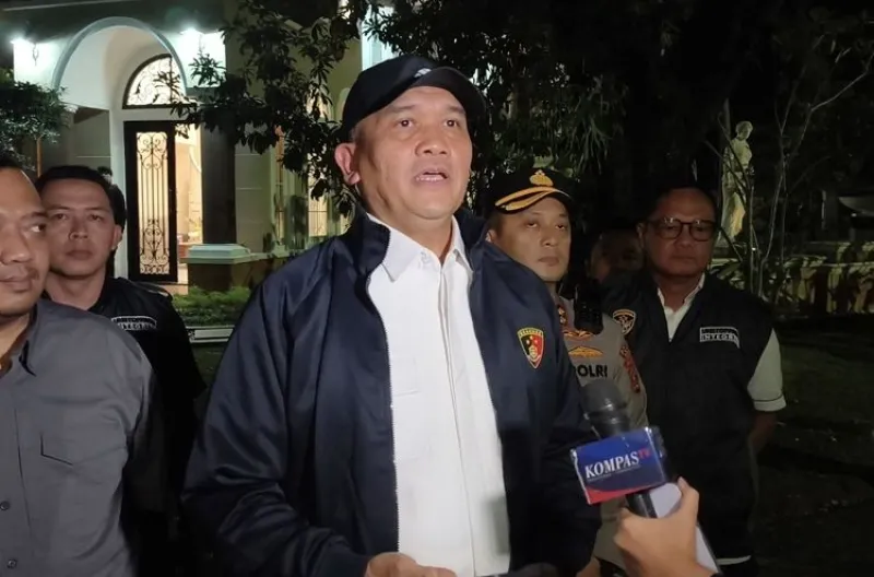 Kepala Kortas Tipidkor Mabes Polri Irjen Pol Totok Suharyanto saat memberikan keterangan pers penggeledahan rumah mewah di kawasan Sentul City, Kabupaten Bogor, Kamis (9/7/2026)