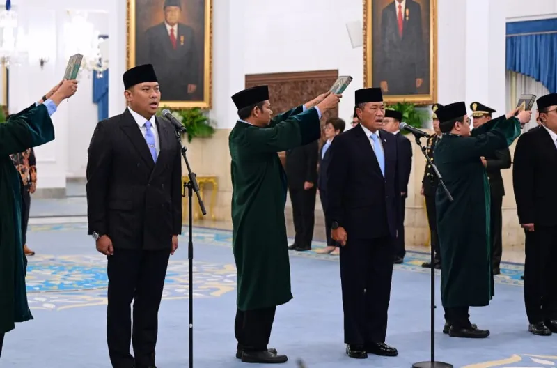 Presiden Prabowo Subianto secara resmi melantik Donny Ermawan dan Yos Sunitiyoso sebagai Gubernur dan Wakil Gubernur Universitas Republik Indonesia (URI) di Istana Negara, Jakarta, pada Rabu, 22 Juli 2026
