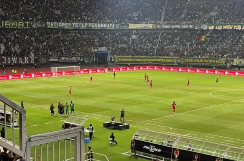 Suasana duel Persebaya Surabaya vs Persija Jakarta pada laga pembuka Grup B Piala Presiden 2026 di Stadion Gelora Bung Tomo, Surabaya, Minggu (26/7/2026)